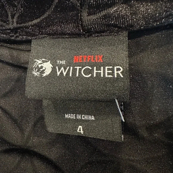 The Witcher Yennefer Velvet Hi-Low Waistcoat
Plus Size - Picture 7 of 9